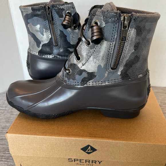 Like new! Sperry Saltwater Met Camo silver. Size 6.5 - Picture 4 of 7